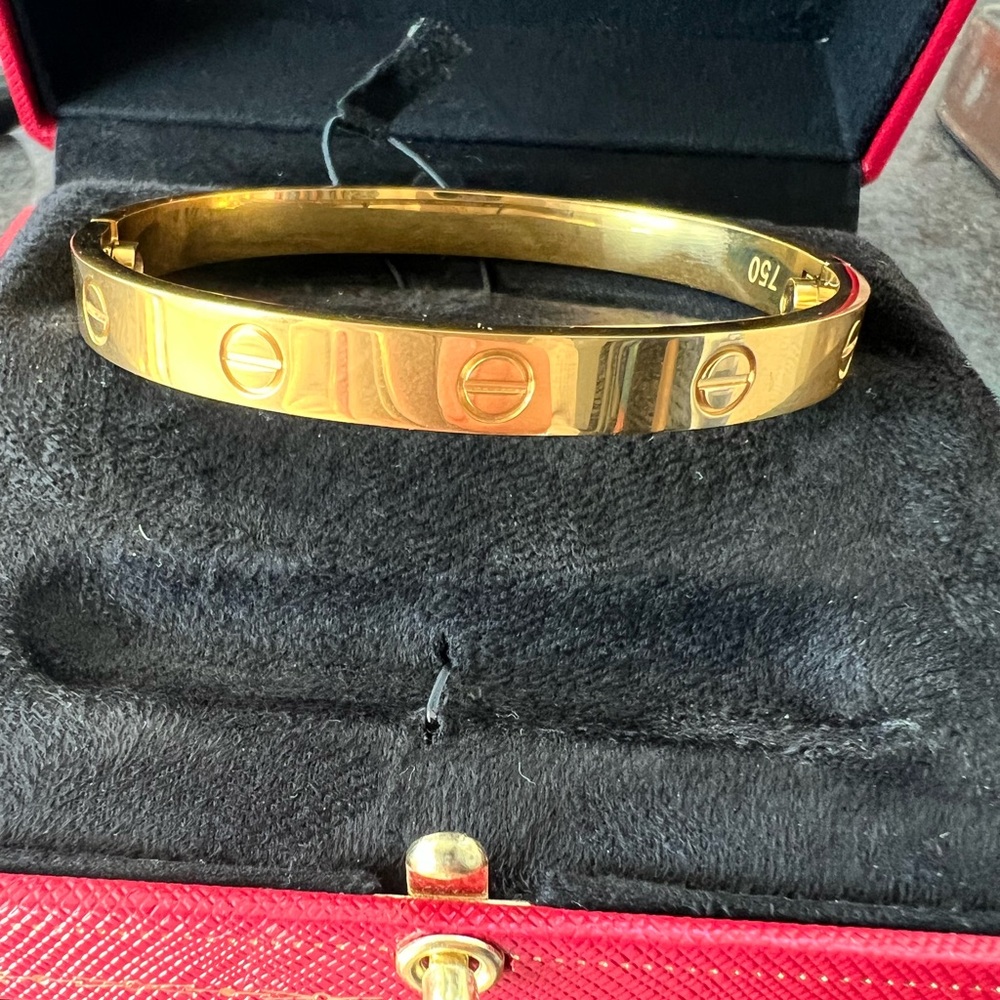 Designer inspired thick gold bracelet
19 cm